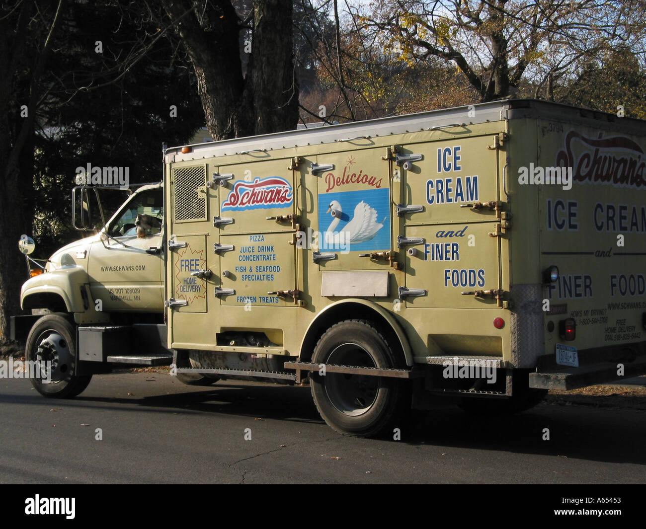 schwans-ice-cream-and-food-delivery-truck-usa-the-largest-direct-to-A65453.jpg