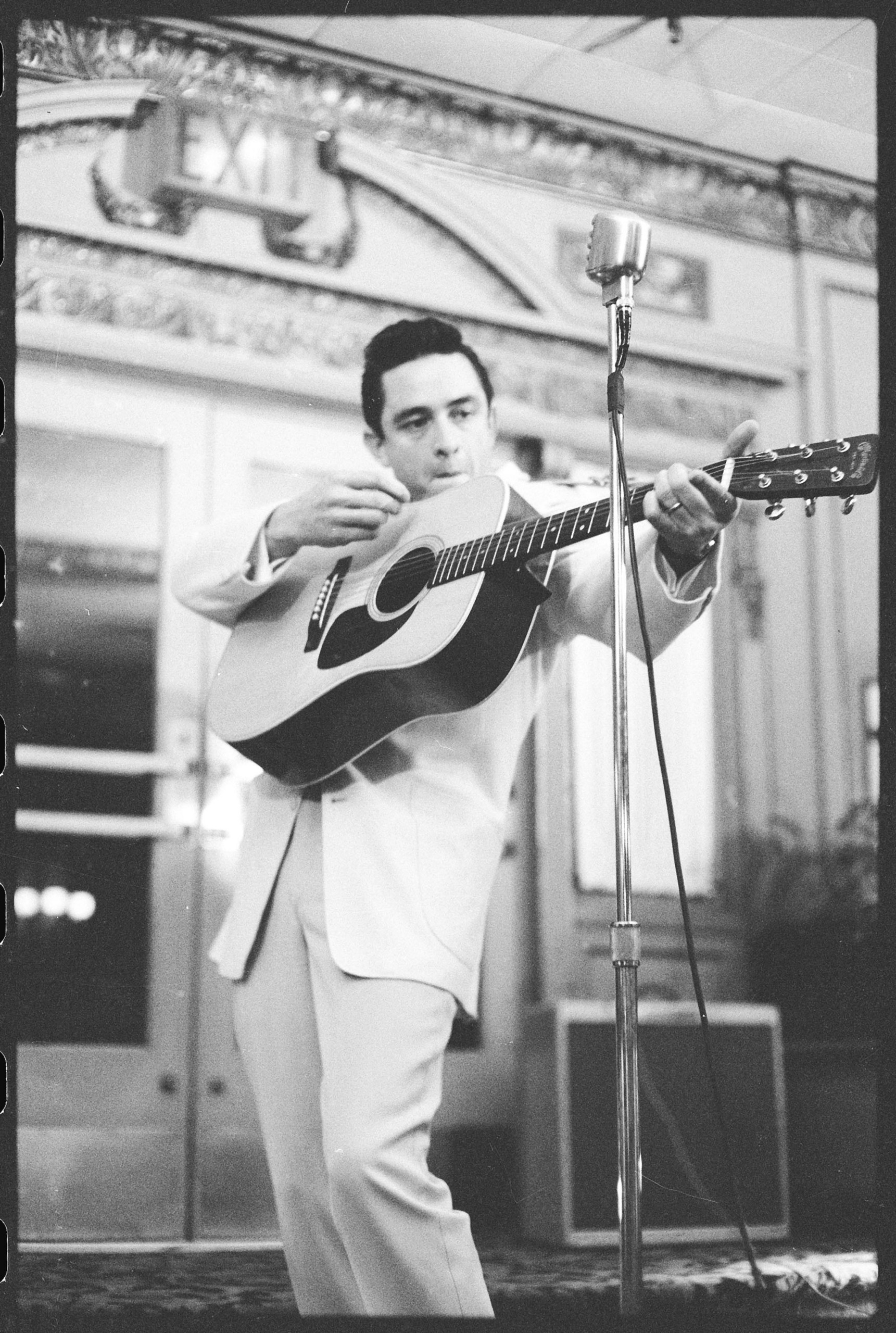 Johnny-Cash-johnny-cash-10280661-1721-2560.jpg